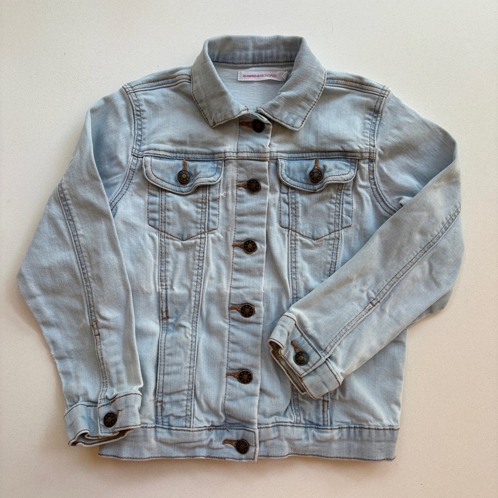 Blue Classic Jean Jacket with Traditional Styling
